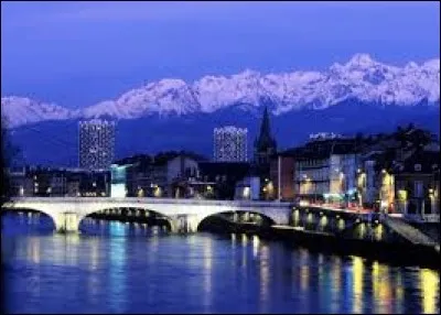À quelle altitude se situe la ville de Grenoble, capitale des Alpes (au niveau de sa mairie) ?