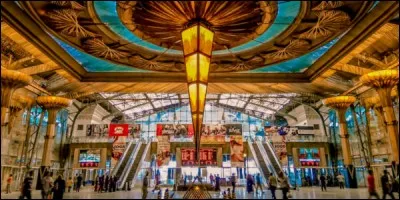 Dans quelle ville se trouve la gare "Ramsès" ?