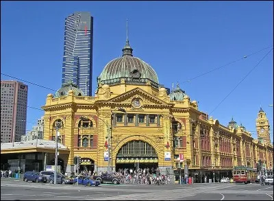 Dans quelle ville se trouve la gare de "Flinders Street" ?