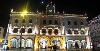 Dans quelle ville se trouve la gare du "Rossio" ?