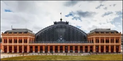 Dans quelle ville se trouve la gare de "Atocha" ?