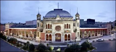 Dans quelle ville se trouve la gare de "Sirkeci" ?
