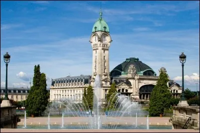Dans quelle ville se trouve la gare "Des Bénédictins" ?