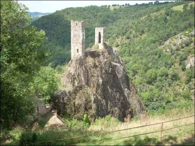 O peut-on voir deux tours perches sur un piton rocheux au milieu d'une valle ?