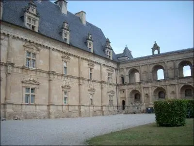 Dans quel village mdival y a-t-il un magnifique chteau Renaissance ?