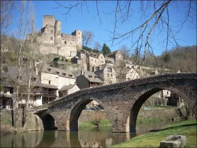 Quel magnifique village surmont d'un chteau mdival surplombe l'Aveyron ?