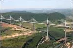 Quelle rivire passe sous le viaduc de Millau ?