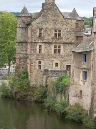 Quel curieux muse peut-on visiter  Espalion ?