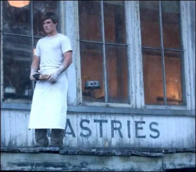 Quel âge avaient Katniss et Peeta lorsque il lui a jeté du pain ?