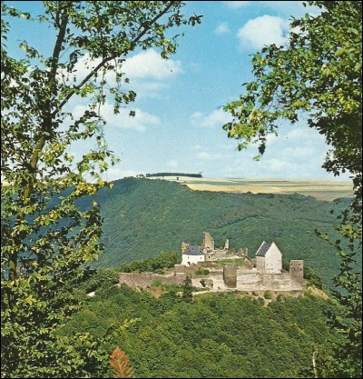 Le château de Bourscheid est situé...