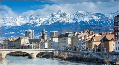 De combien de pays voisins de la France le département de l'Isère est-il frontalier ?