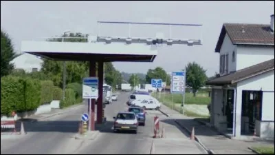 Combien de départements sont frontaliers de la Suisse ?