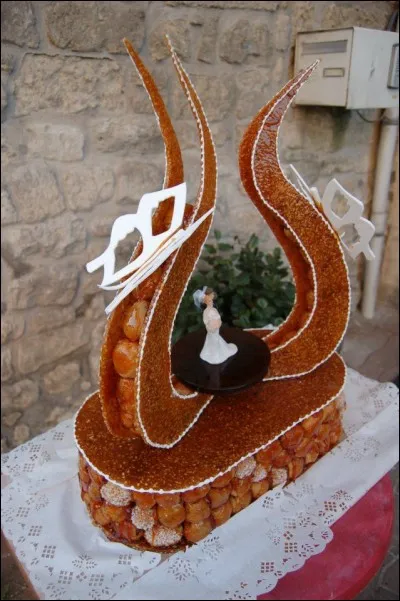 N - Le "nougat brun", aussi appelé "nougatine" est une préparation réalisée à base de sucre caramélisé.