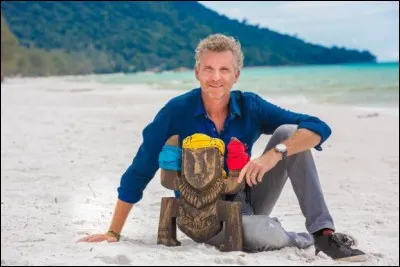 B - Denis "Brogniart" anime l'émission Koh-Lanta sur TF1.