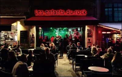 Qui a présenté la première de l'émission "Les Enfants du rock" vêtu d'un complet noir, de lunettes noires, les cheveux gominés et tirés en arrière ?