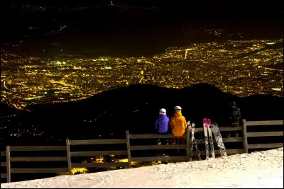 Nous avons profité de la soirée "ski de nuit". Quelle merveille que la vue sur la ville depuis La Croix de Chamrousse, au sommet des pistes !
