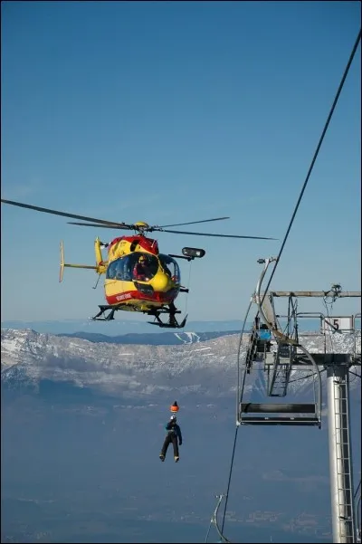Autre souvenir d'un sauvetage unique et spectaculaire, le jour du réveillon de Noël ! 150 skieurs coincés dans la télécabine en panne, durant 3 heures ! Les pisteurs secouristes ont dû parvenir sur le toit de chaque cabine, à l'aide d'un hélicoptère de la protection civile :