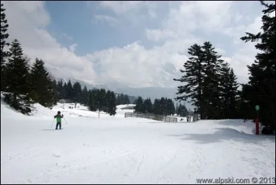 Le lendemain, nous inscrivons les enfants à l'Ecole de ski, s'assurant que notre fille, encore toute débutante skiera sur des pistes...