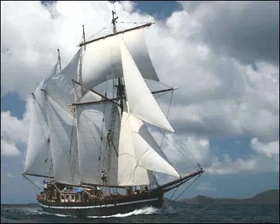 Comment s'appellent les voiles (de bas en haut) du mât de la question 3 ?