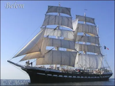 Comment s'appellent les voiles (de bas en haut) du mât de la question 7 ?