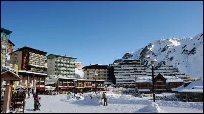 Dans quel massif se trouve La Mongie ?