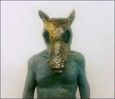 Roi de Phrygie célèbre pour sa stupidité et sa cupidité à deux reprises auprès des dieux, sera affublé d'oreille d'âne. Qui est-il ?