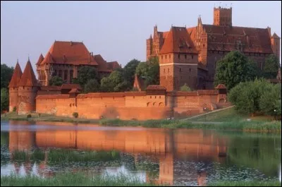 Où se trouve le château de l'ordre Teutonique de Malbork ?