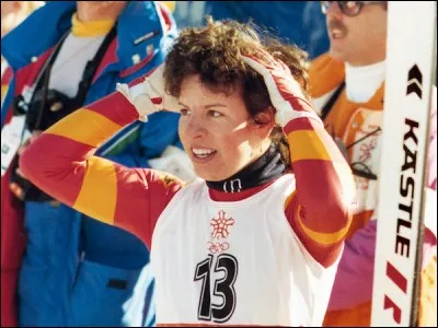 Cette Suissesse détient 3 titres olympiques (1 en géant et 2 en slalom), a été 3 fois Championne du Monde et a gagné 11 Coupes du Monde (5 en géant et 6 en slalom) !
Ses 55 victoires (épreuves) en CPM lui donnent le 31e rang de tous les temps.