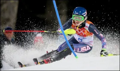 Cette jeune américaine possède un palmarès incroyable : championne olympique du slalom à Sotchi, double championne du monde, trois fois lauréate de la Coupe du monde de slalom et 31 victoires en Coupe du monde.
À son âge, elle est promise aux plus hauts sommets et elle est la reine du slalom !
