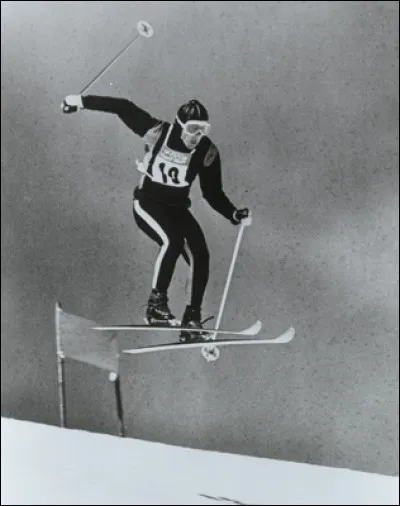 Un pionnier, regardez lui le casque en cuir, les bottes de cuir avec des lacets et cette pôle qui est tout, sauf aérodynamique !
Ce champion de la descente à Sqaw Valley (USA) en 1960 fut le premier à opter pour la position de recherche de vitesse en adoptant la forme de l'oeuf !
Plusieurs ont encore des lunettes à son nom.