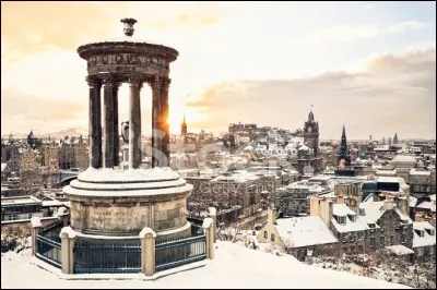 Il a chanté « Il a neigé sur Édimbourg » en 1987. C'est :