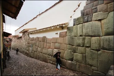 La turquoise doit être séparée de certaines autres pierres, les dures ou les molles ?