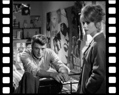 Dans " Les Parisiennes " en 1962, il interprète un jeune guitariste pauvre. Quelle chanson interprète-t-il dans ce film à sketches?