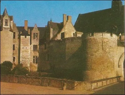 Dans quel département se situe le château de Montreuil-Bellay ?