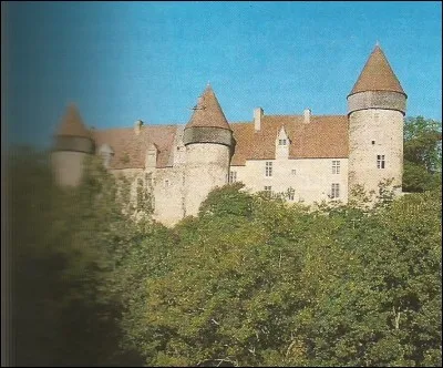 Il surplombe les gorges de l'Arnon.