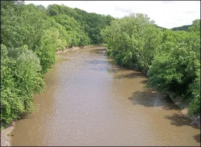 À cause des modifications de l'humain, les berges sont...
