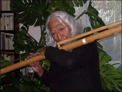 Si vous ne l'avez pas connu, je vous présente le grand flûtiste argentin Uña Ramos (décédé en 2015) jouant du « mohoceño » des Andes. De quelle flûte déjà vue est-elle très proche ?