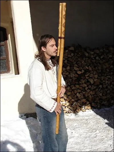 Ce que vous voyez là n'est pas un « papascope » : c'est bien un genre de flûte grave ! Mais de quel pays nous vient la « fujara » ?