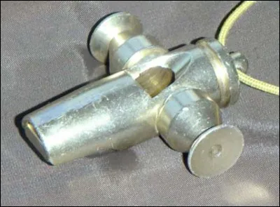 On reconnaît bien un sifflet. Que vient-il faire ici ?