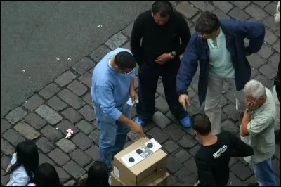 Un joueur de cartes, deux barons (complices) qui devront vous faire jouer et perdre, risquez un petit billet au....