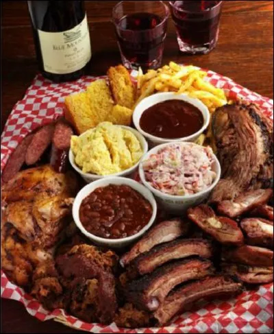 Quelle ville américaine accueille chaque année le plus grand festival de cuisine de barbecue au monde ?