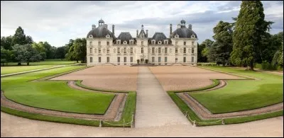 Mais de quel vrai château est-il plus ou moins la réplique ?