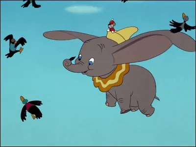 Pourquoi Dumbo, lors de son premier envol, tient-il une plume ?