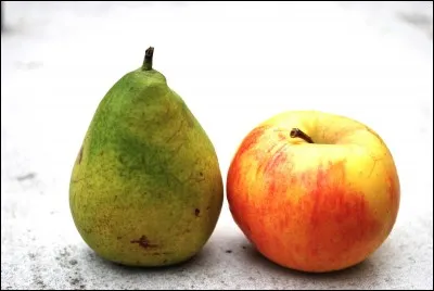 Complète : "Tu préfères les pommes ... les poires ?"