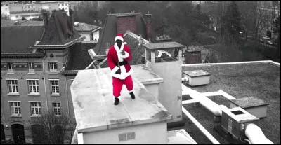 Même question : "Je connais le rap depuis l'époque à Squat
Si tu n'avais pas de flow, mes gars te disaient : "casse-toi!"
Demande à Kof, c'était au fond du square
Quand le petit (...) se demandait : "Il s'passe quoi?"