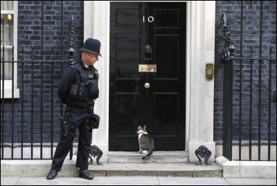 Traditionnellement, à quel numéro de Downing Street le Premier ministre vit-il ?
