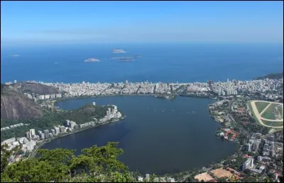 Cette ville a été fondée par des navigateurs portugais dans une baie découverte le 1er janvier 1502. De quelle ville s'agit-il ?