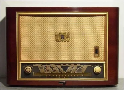 Cette radio privée généraliste française est créée le 1er janvier 1955. De quelle radio s'agit-il ?