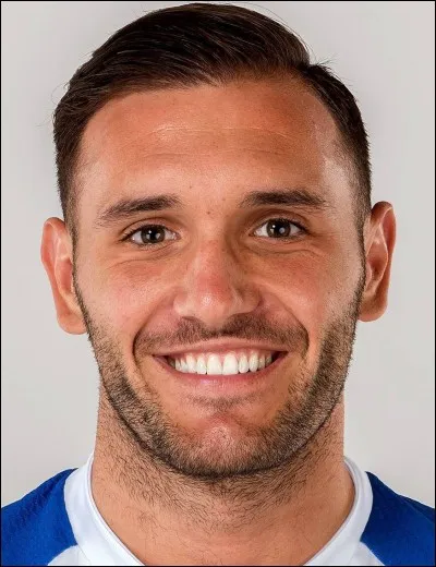À quel poste joue Lucas Pérez ?
