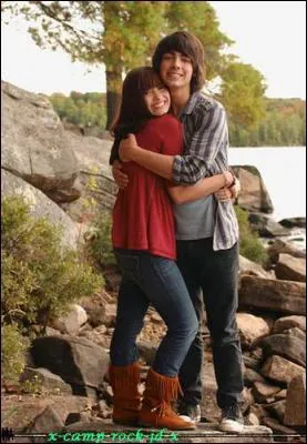 Comment s'appelle la premire chanson que chante mitchie dans camp rock?